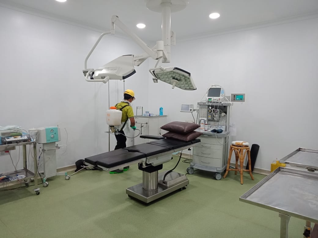 Penyemprotan di Ruang IBS Rumah Sakit Dr. Sobirin Kabupaten Musi Rawas oleh Petugas Sanitasi